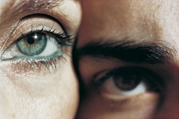 Jonathan Safran Foer - Here we aren't, so quickly (ảnh - Elinor Carucci, 'Hai con mắt' 1993, James Hyman Gallery - newyorker.com)